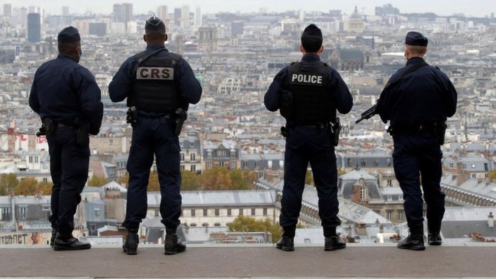 الشرطة الفرنسية رفعت حالة التأهب الأمني بعد هجمات طعن وصفت بأنها "إرهابية" الأسبوع الماضي