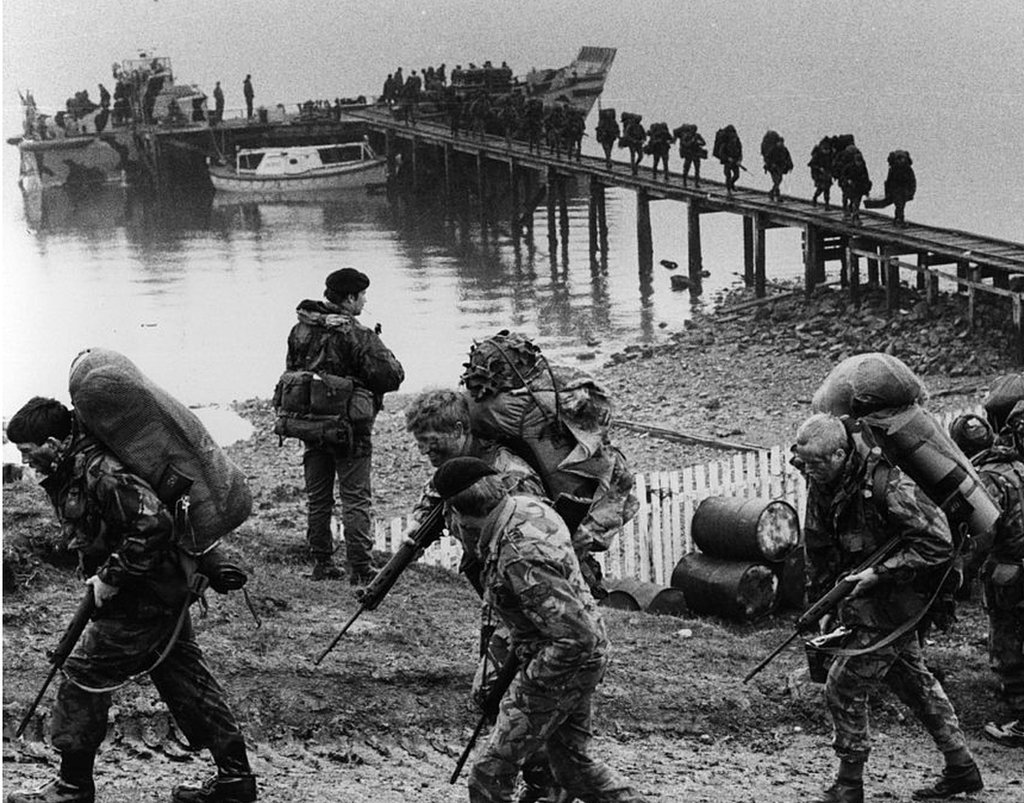 soldados en una playa de las islas Malvinas/Falklands