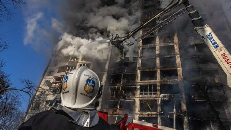 Serangan Rusia di Kyiv mengenai gedung apartemen.