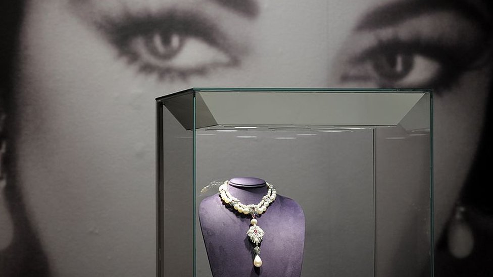 La perla Peregrina en una exhibición.