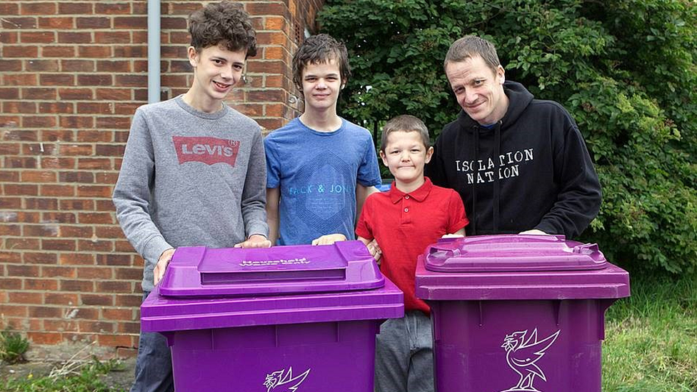 Семья Гилан с мусорными ведрами