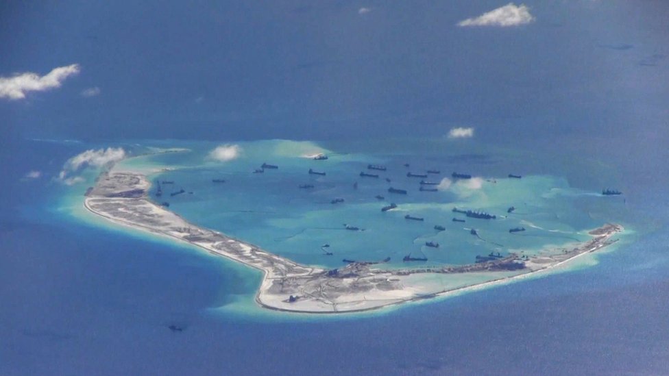 Аэрофотоснимок показывает остров и несколько кораблей