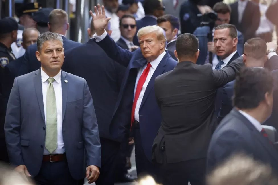 Trump melambaikan tangan ketika tiba di pengadilan.