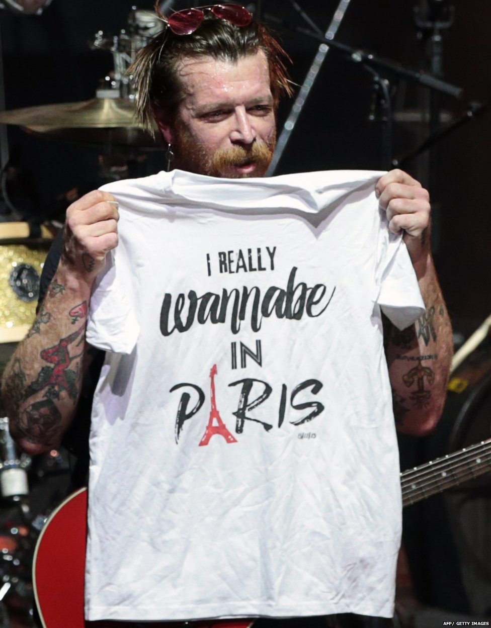 Джесси Хьюз, певец Eagles of Death Metal, держит футболку с надписью: «Я действительно подражаю в Париже»