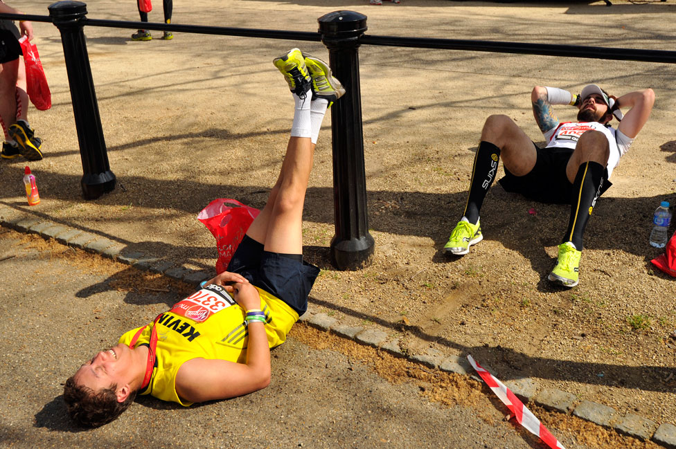 Corredores se recuperan después de correr la Maratón de Londres