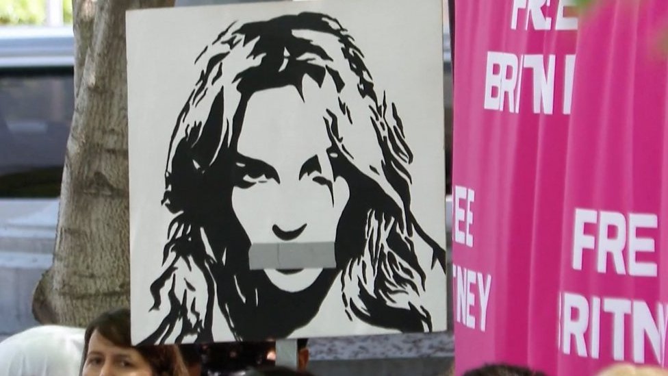 cartel con Britney Spears con cinta adhesiva sobre la boca
