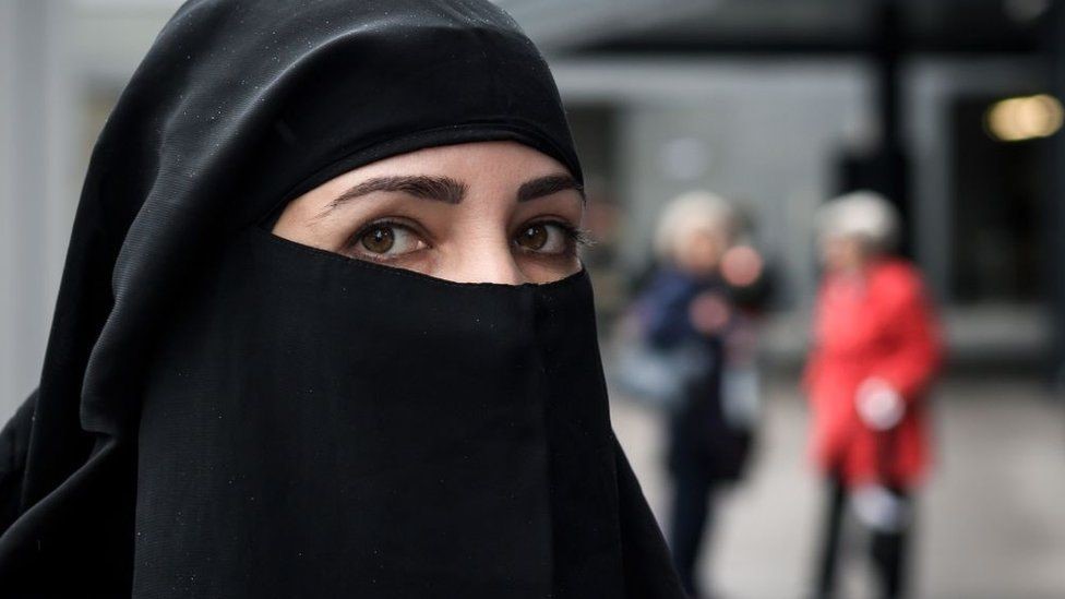 النقاب أحد أغطية الوجه المنتشرة