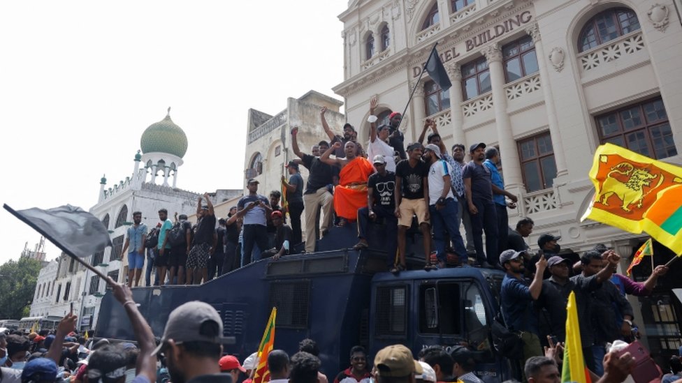 Manifestantes do lado de fora da residência presidencial em Colombo, Sri Lanka.