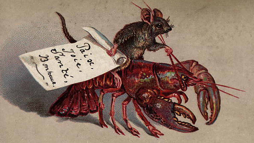 Старая открытка с изображением мыши, сидящей на лобстере, 1880 г. На этой карте получателю желают «Paix, Joie, Sante, Bonheur» или «Мира, радости, здоровья и счастья».