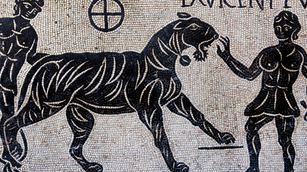 El Coliseo era un lugar donde se mataba a los mártires cristianos. Mosaico romano de un sacrificio cristiano en el Coliseo