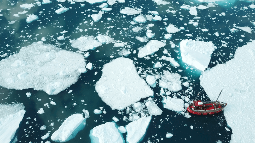 El hielo se está derritiendo en Groenlandia.