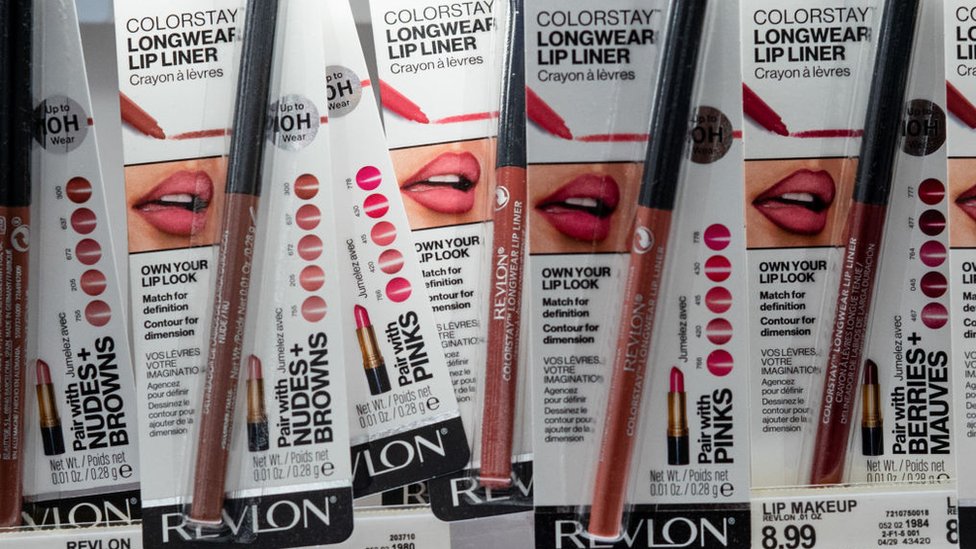 Productos de Revlon en una estantería.