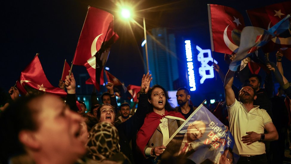 أنصار المرشح الرئاسي التركي كمال كيليجدار أوغلو، زعيم حزب الشعب الجمهوري المعارض، يتفاعلون قبل نتائج الانتخابات الرسمية أمام مقر حزب الشعب الجمهوري في أنقرة.