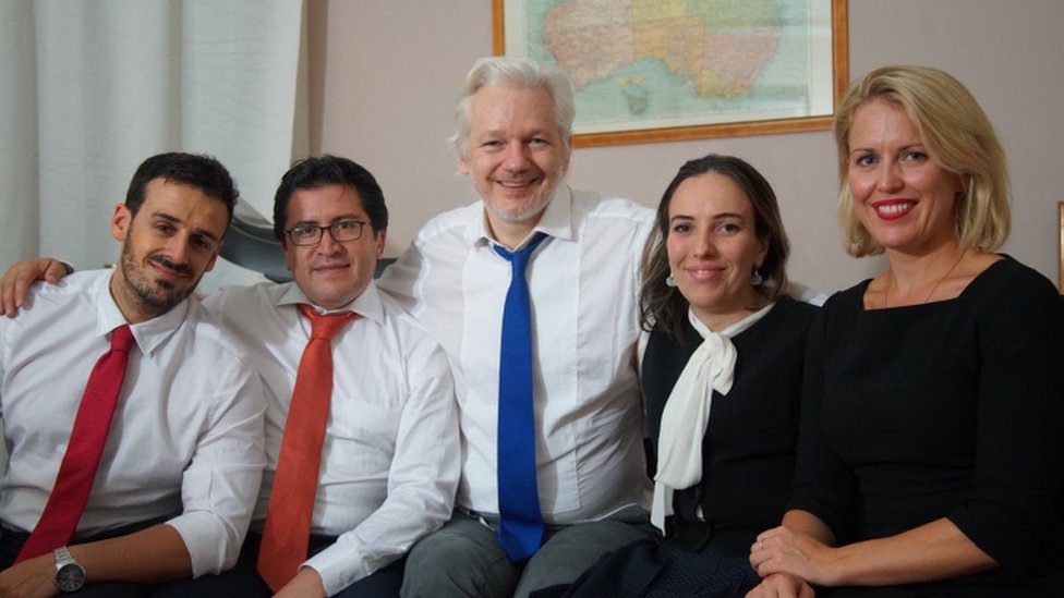 Una foto sin fecha difundida por Wikileaks que muestra a Julian Assange y a Stella Morris, con otros miembros de su equipo legal.