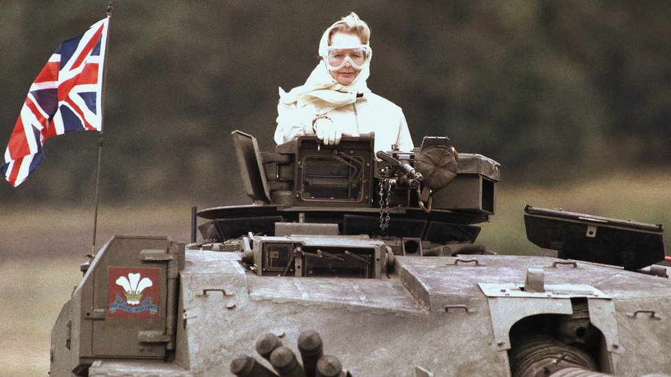 Маргарет Тэтчер стоит в британском танке во время посещения британских войск в Фоллингбостеле, Германия, 1986 год