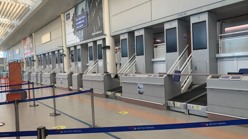 Пустые стойки регистрации в аэропорту из джерси