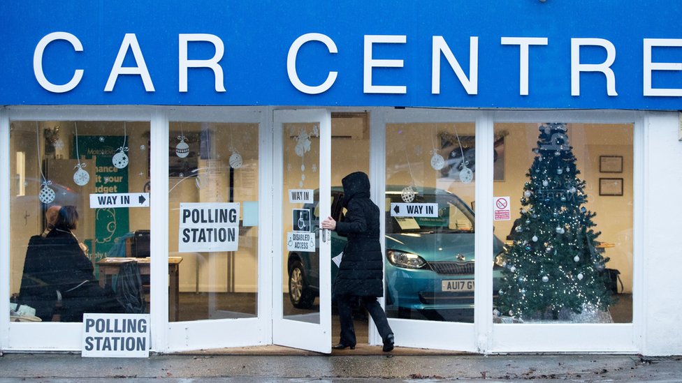 Избирательный участок в автосалоне в Петерсфилде, Хэмпшир