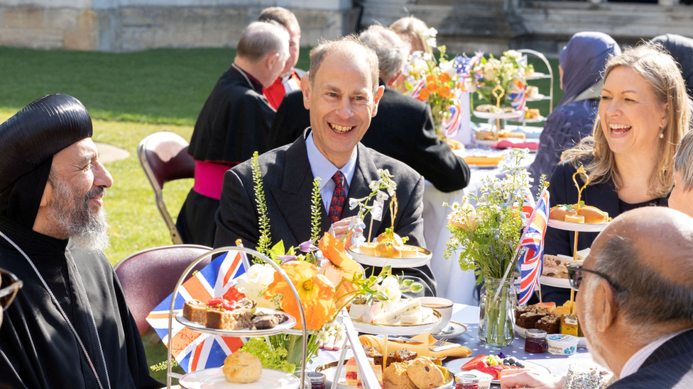 دوق أدنبرة بصحبة زعماء الطوائف الدينية، يحضر وليمة غداء كبيرة قبل تتويج الملك تشارلز