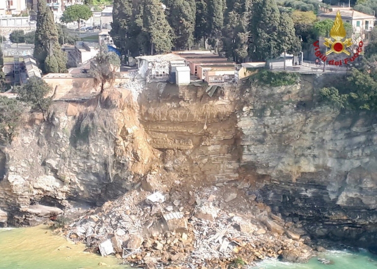 peti jenazah, Italia