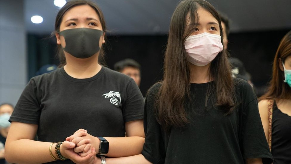 Dos estudiantes de Hong Kong durante una protestas pacífica en junio de 2019.