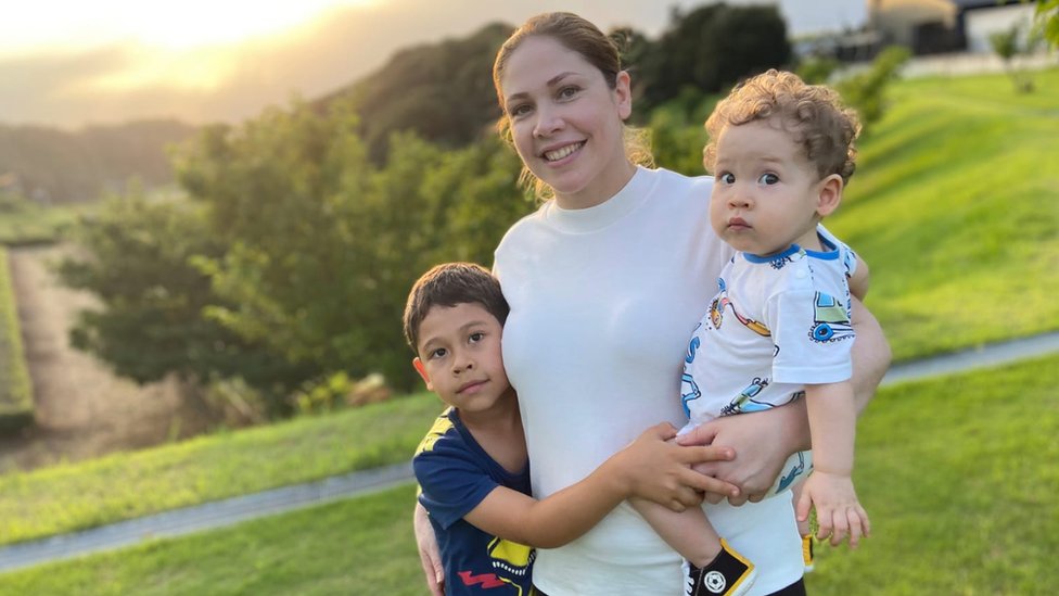 Tatiana Conti e os filhos, Miguel de 6 anos e Gabriel de 1 ano e 4 meses