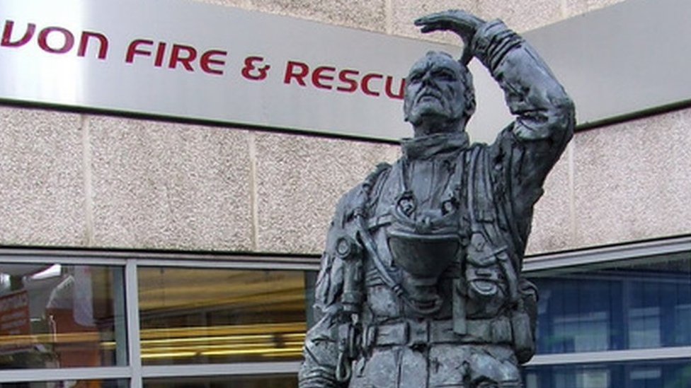 Статуя пожарного