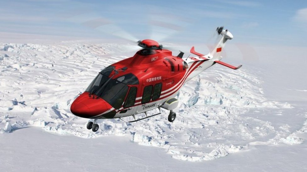 Китайский вертолет помогает в эвакуации австралийского экспедиционера из Антарктиды