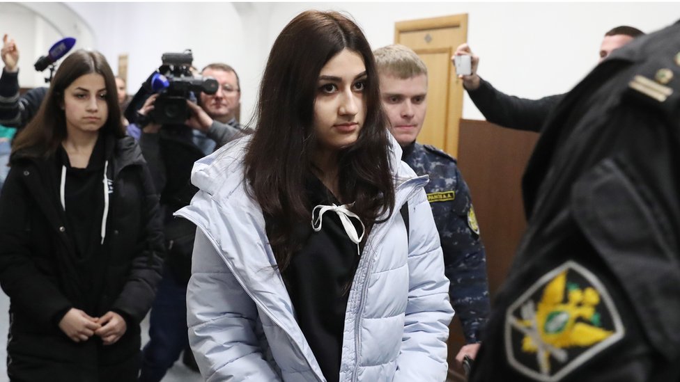 Крестина (слева) и Ангелина, две сестры Хачатурян, обвиняемые в убийстве своего отца, во время слушаний в Москве