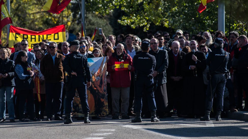 Partidarios de Franco concentrados delante del cementerio de MIngorrubio.