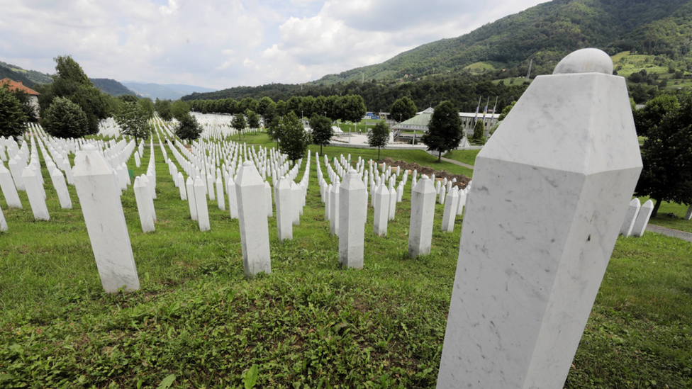 Могилы жертв резни в Сребренице, Босния
