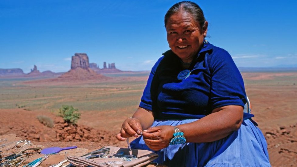 Mujer navajo fabricando artesanías.
