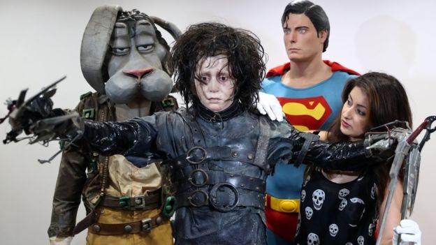 Kostum Johnny Depp di Edward Scissorhands dan pakaian Superman yang dikenakan Christopher Reeve juga akan dilelang.