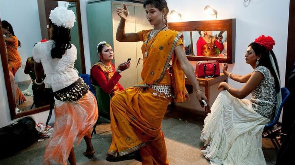 Bangladeş'te çok sayıda trans geleneksel olarak düğünlerde şarkı söyleyip dansederek geçimini sağlıyor