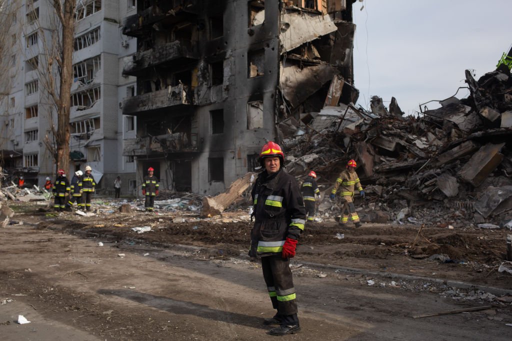 Los equipos de rescate retiran los escombros del área residencial el 7 de abril de 2022 en Borodianka, Ucrania.