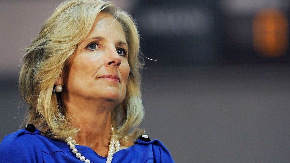 Jill Biden ouve em uma manifestação em apoio ao então candidato democrata Barack Obama