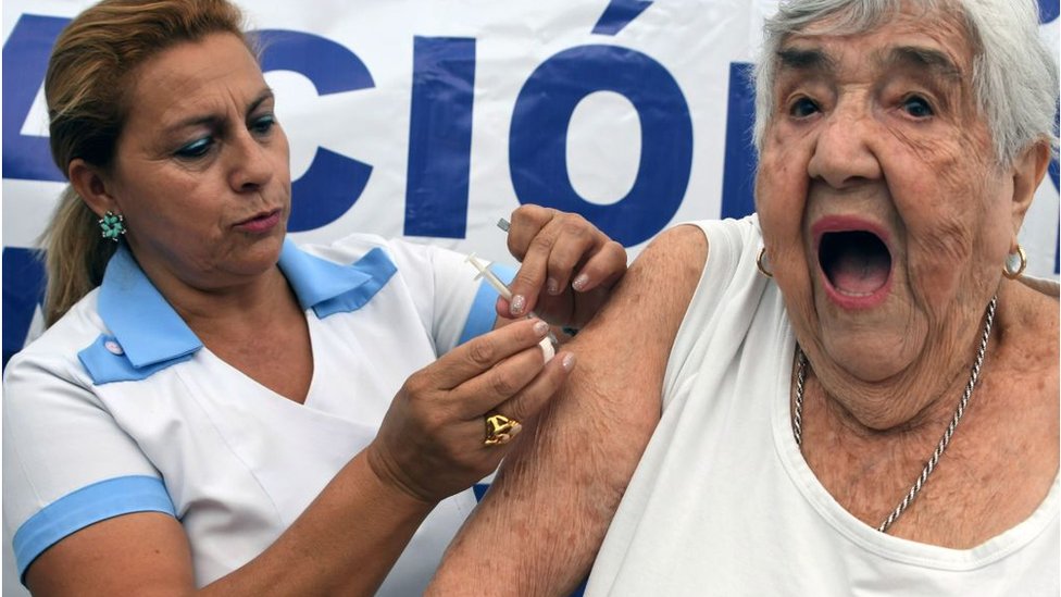 Mujer se vacuna contra la gripe H1N1