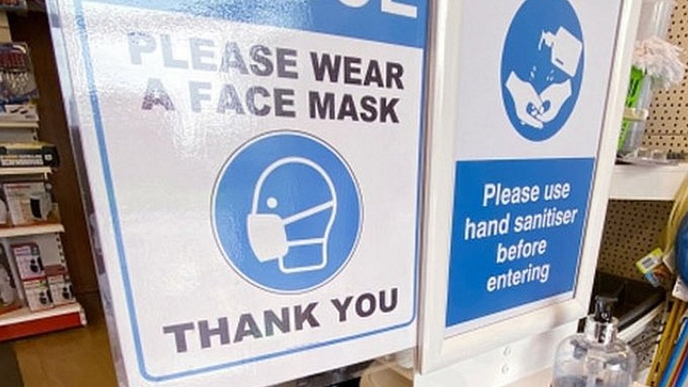 Знак с надписью «Надень маску для лица»