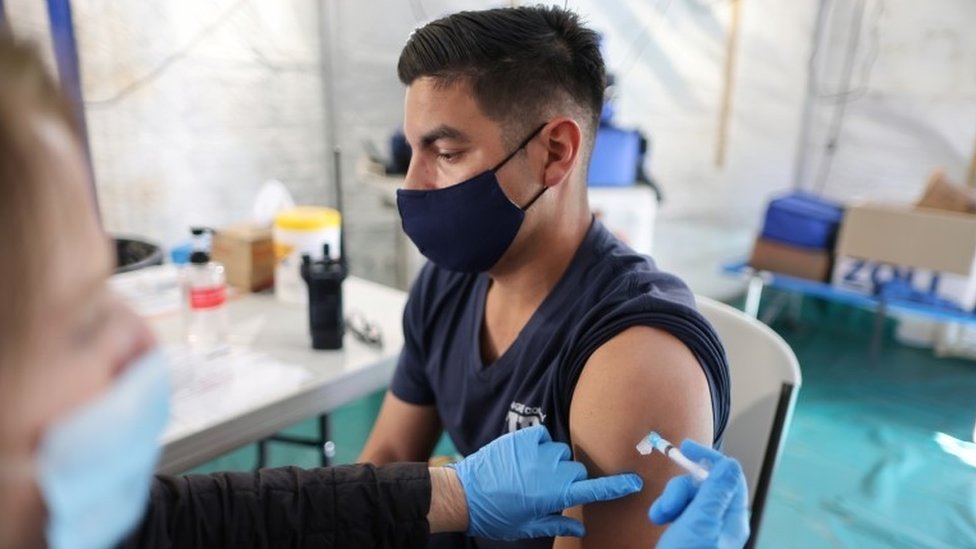 Bombeiro recebe vacina na Califórnia