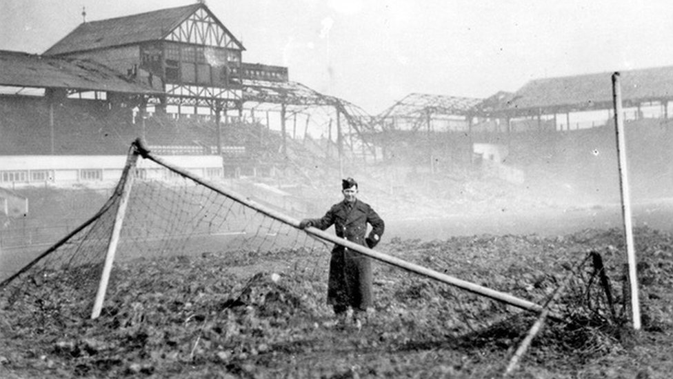 Футбольное поле Bramall Lane после взрыва бомбы во время Второй мировой войны