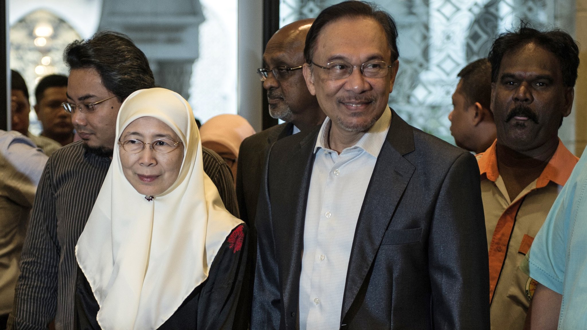 Anwar Ibrahim Jailed Malaysian Politician Will Get Royal Pardon Says Mahathir Bbc News