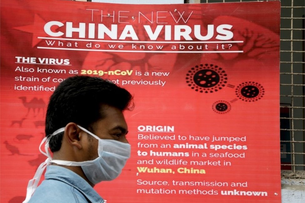 Информационный бюллетень по коронавирусу висит у входа в инфекционную больницу (ID) в Калькутте, Индия, 4 марта 2020 г.