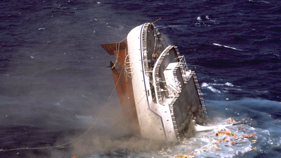 O Oceanos afundando na costa da África do Sul, em agosto de 1991