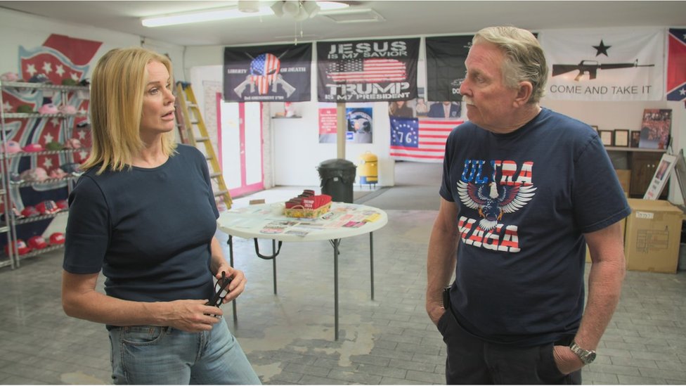 La corresponsal especial de la BBC en EE.UU., Katty Kay, charlando con Steve Slaton en su tienda en Arizona.