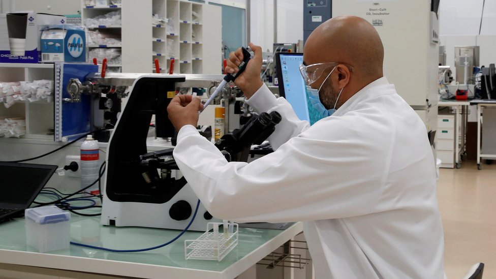 Исследователь работает в лаборатории промышленных разработок подразделения вакцин Санофи
