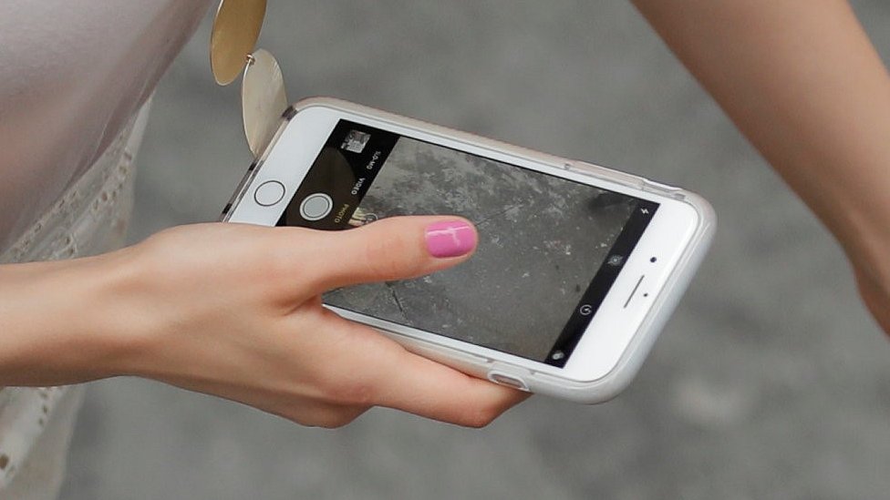 Woman sues US border agents over seized iPhone