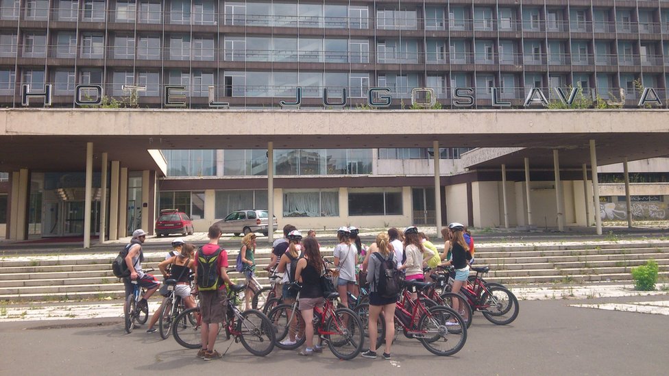 Biciklistička tura vodi do znametih građevina na Novog Beogradu, među kojima je hotel Jugoslavija