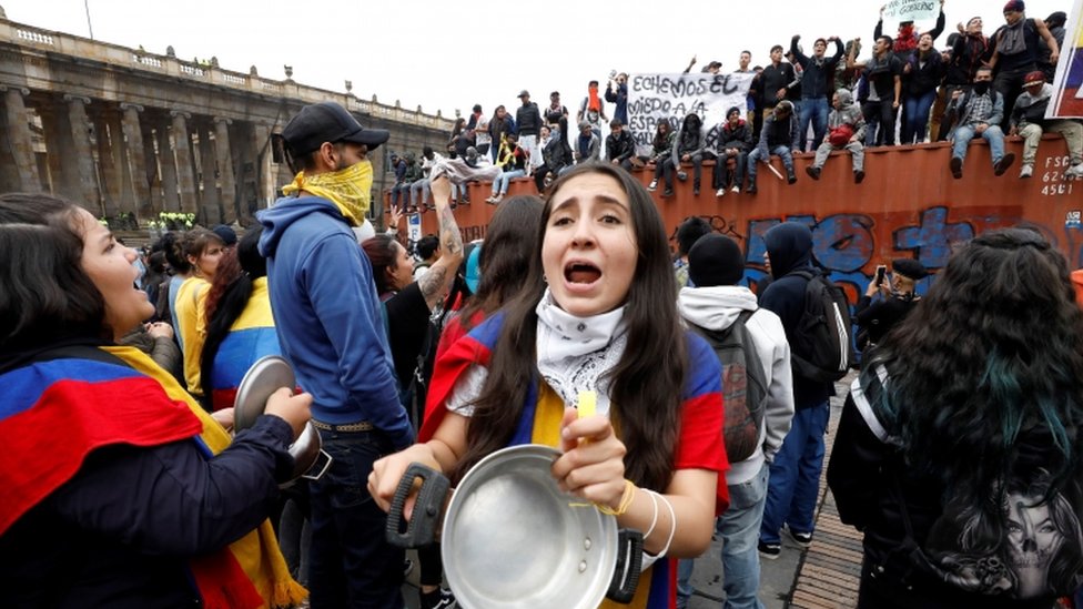 Сотни людей собираются на площади Боливар в Боготе, Колумбия, 22 ноября 2019 г.