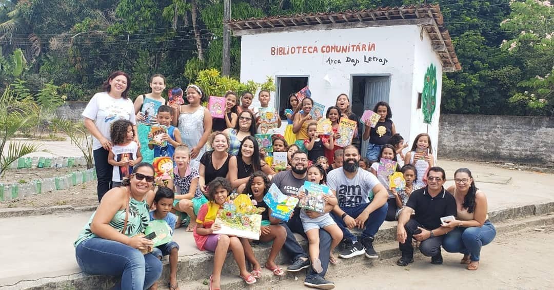 Thiago Silva doando livros no povoado de Olhos d'água, em Atalaia (AL)