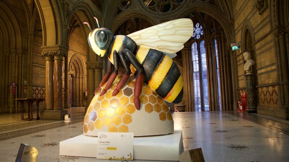 Скульптура пчелы