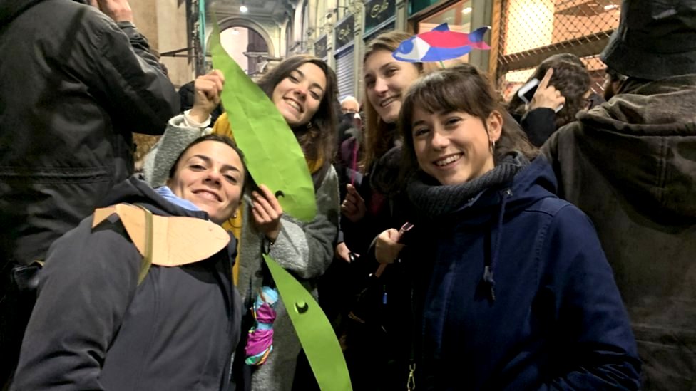 Демонстранты в Милане протестуют в рамках так называемого движения Сардины